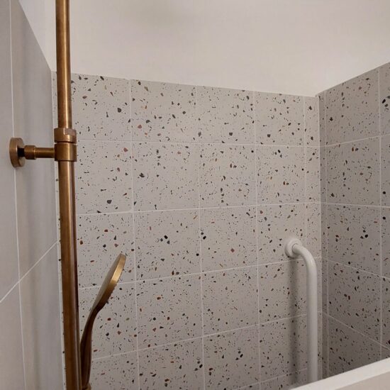 conceptarchideco17-archi-interieure-amenageent-reno-salledebain-fouras-travaux-salledeau-iledere-robinet-gessi-pommeaudouche-bronze